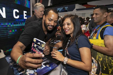 The cast and executive producers of EMERGENCE signed autographs at the ABC Booth, where exclusive merchandise is being made available. - Donald Faison - Emergence - Z akcií