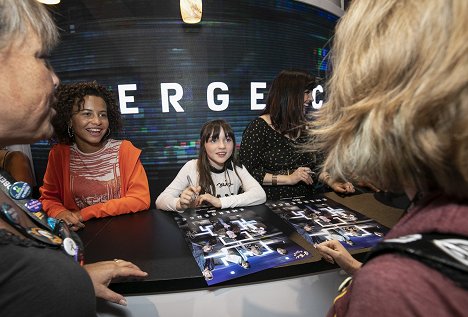 The cast and executive producers of EMERGENCE signed autographs at the ABC Booth, where exclusive merchandise is being made available. - Ashley Aufderheide, Alexa Swinton, Allison Tolman - A lány - Rendezvények