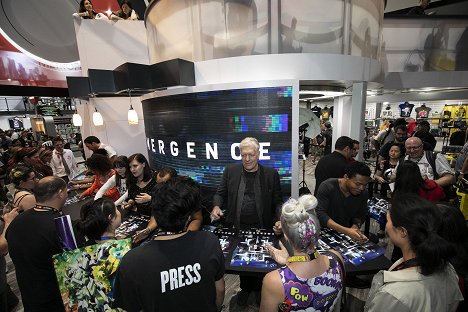 The cast and executive producers of EMERGENCE signed autographs at the ABC Booth, where exclusive merchandise is being made available. - Alexa Swinton, Allison Tolman, Clancy Brown, Robert Bailey Jr. - Emergence - De eventos