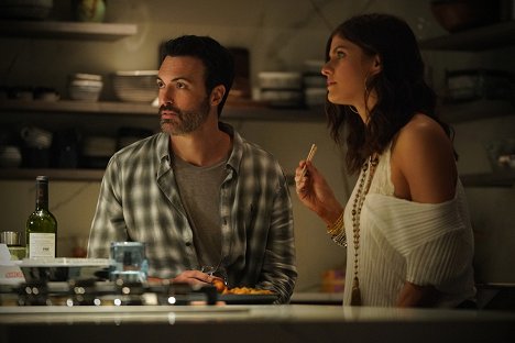 Reid Scott, Alexandra Daddario - Proč ženy zabíjí - I'd Like to Kill Ya, But I Just Washed My Hair - Z filmu