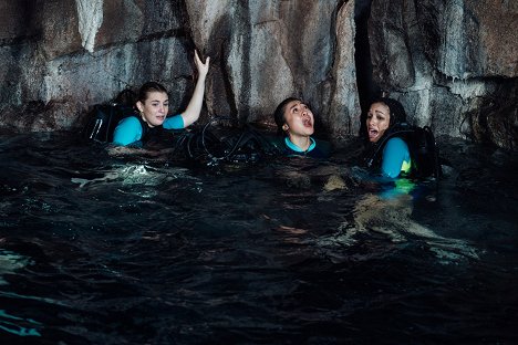 Sophie Nélisse, Brianne Tju - 47 Meters Down: Uncaged - Photos