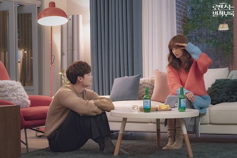 Jong-seok Lee, Na-young Lee - Romance Is a Bonus Book - Lobbykaarten