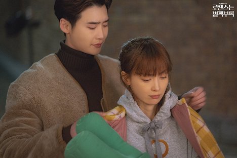 Jong-seok Lee, Na-young Lee - Romance Is a Bonus Book - Lobbykaarten