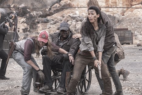Daryl Mitchell, Danay Garcia - Fear the Walking Dead - Leave What You Don't - Photos