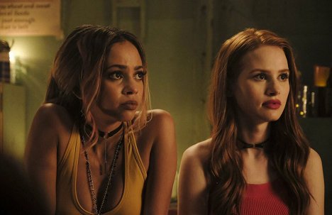 Vanessa Morgan, Madelaine Petsch - Riverdale - Capítulo 40: La gran evasión - De la película