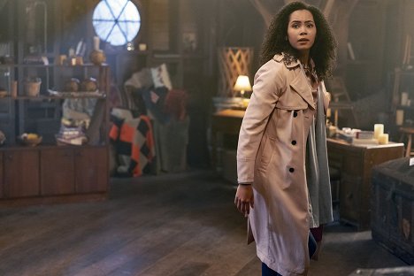 Madeleine Mantock - Charmed - The Replacement - De la película