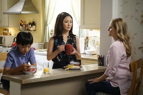 Ian Chen, Constance Wu, Chelsey Crisp - Fresh Off the Boat - Help Unwanted? - Photos