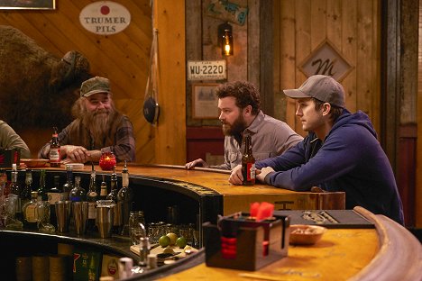Danny Masterson, Ashton Kutcher - The Ranch - Gone as a Girl Can Get - Filmfotos