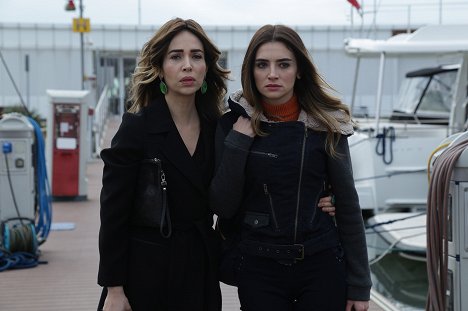 Esra Ronabar, Zehra Yılmaz - Cennet'in Gözyaşları - Episode 20 - Photos