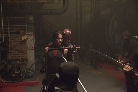 Elodie Yung, Charlie Cox - Daredevil - Tma na konci tunelu - Z filmu