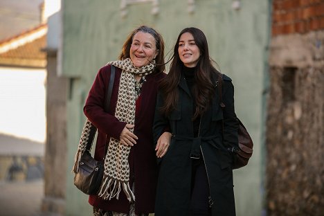 Sumru Yavrucuk, Özge Gürel - Annem - Photos