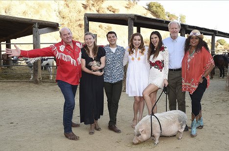20th Century Fox Television TCA Studio Day for ABC’s “Bless This Mess” at Sunset Ranch Hollywood on July 28, 2019 in Hollywood, California - David Koechner, Elizabeth Meriwether, JT Neal, Lennon Parham, Lake Bell, Ed Begley Jr., Pam Grier - Bless This Mess - Season 2 - Tapahtumista
