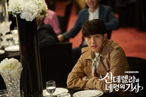 Jeong-shin Lee - Cinderella and the Four Knights - Cartões lobby