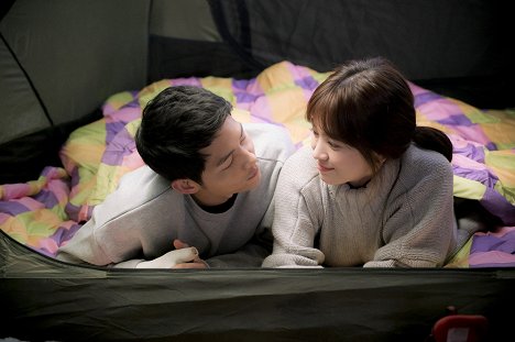 Joong-ki Song, Lorraine Song - Taeyangeui hooye - Kuvat elokuvasta