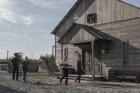 Colby Hollman, Alycia Debnam-Carey, Peter Jacobson, Alexa Nisenson - Fear the Walking Dead - Végállomás - Filmfotók