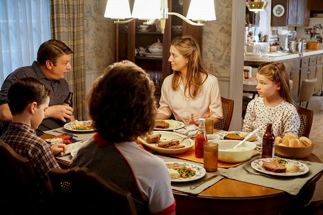 Lance Barber, Zoe Perry, Raegan Revord - Młody Sheldon - Dziwni jajogłowi i teksaskie śnieżne kule - Z filmu