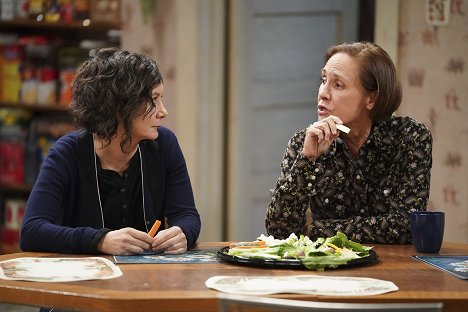 Sara Gilbert, Laurie Metcalf - Die Conners - A Kiss Is Just A Kiss - Filmfotos