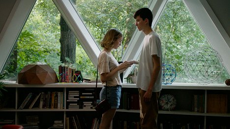 Maude Apatow, Asa Butterfield - The House of Tomorrow - Photos
