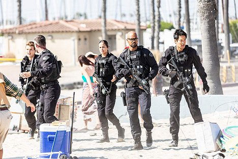 Alex Russell, Stephanie Sigman, Shemar Moore, David Lim - S.W.A.T. - Fire in the Sky - Photos
