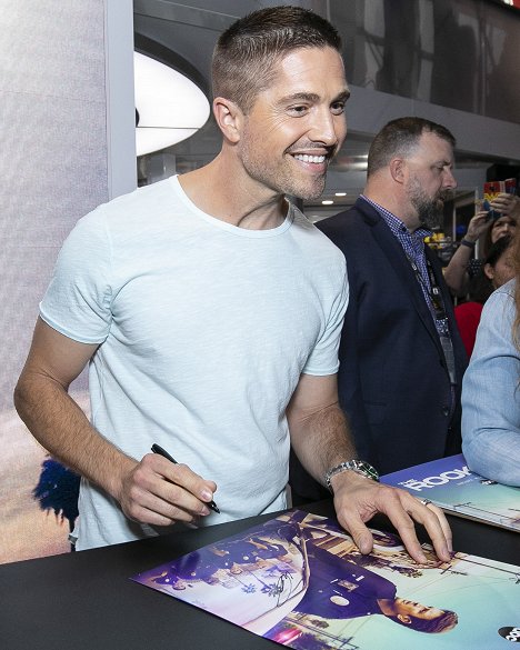 Signing autographs for the fans at the ABC booth at 2019 COMIC-CON in anticipation of the Season 2 premiere of the hit drama on Sunday, September 29, 2019 - Eric Winter - Zelenáč - Série 2 - Z akcí