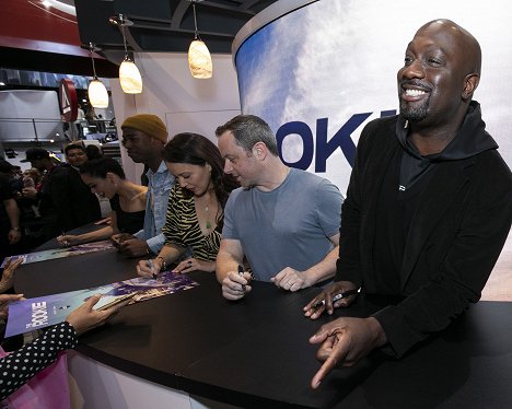 Signing autographs for the fans at the ABC booth at 2019 COMIC-CON in anticipation of the Season 2 premiere of the hit drama on Sunday, September 29, 2019 - Alyssa Diaz, Titus Makin Jr., Melissa O'Neil, Alexi Hawley, Richard T. Jones - The Rookie - Season 2 - Événements