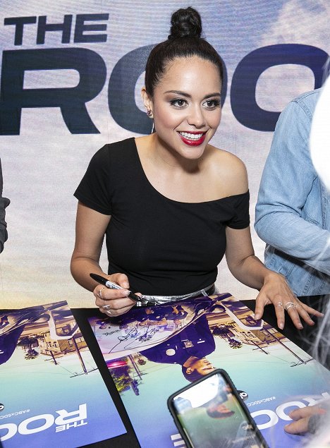 Signing autographs for the fans at the ABC booth at 2019 COMIC-CON in anticipation of the Season 2 premiere of the hit drama on Sunday, September 29, 2019 - Alyssa Diaz - Zelenáč - Série 2 - Z akcií