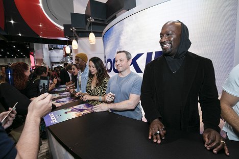 Signing autographs for the fans at the ABC booth at 2019 COMIC-CON in anticipation of the Season 2 premiere of the hit drama on Sunday, September 29, 2019 - Alyssa Diaz, Titus Makin Jr., Melissa O'Neil, Alexi Hawley, Richard T. Jones - The Rookie - Season 2 - Evenementen