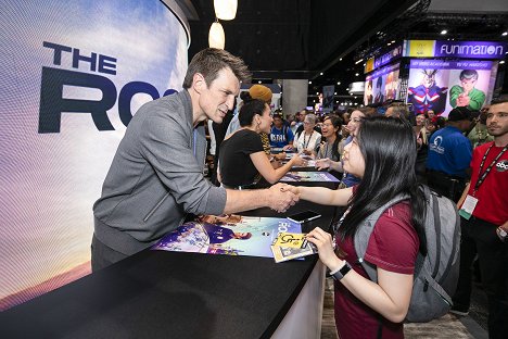 Signing autographs for the fans at the ABC booth at 2019 COMIC-CON in anticipation of the Season 2 premiere of the hit drama on Sunday, September 29, 2019 - Nathan Fillion - The Rookie - Season 2 - Events