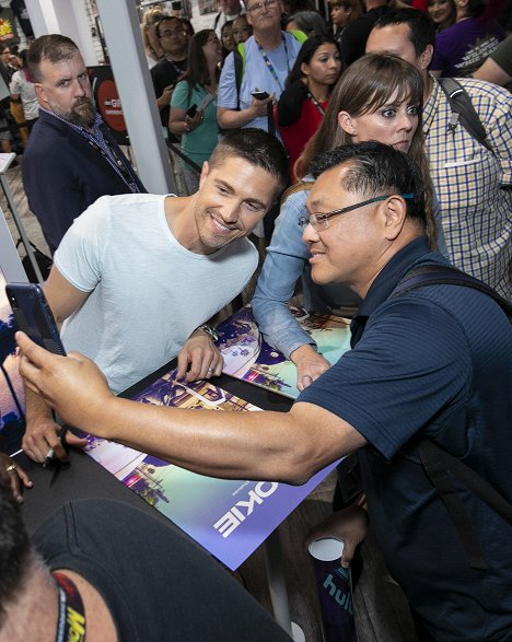Signing autographs for the fans at the ABC booth at 2019 COMIC-CON in anticipation of the Season 2 premiere of the hit drama on Sunday, September 29, 2019 - Eric Winter - Az újonc - Season 2 - Rendezvények