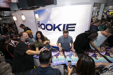 Signing autographs for the fans at the ABC booth at 2019 COMIC-CON in anticipation of the Season 2 premiere of the hit drama on Sunday, September 29, 2019 - Titus Makin Jr., Melissa O'Neil - The Rookie - Season 2 - Événements