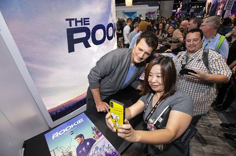 Signing autographs for the fans at the ABC booth at 2019 COMIC-CON in anticipation of the Season 2 premiere of the hit drama on Sunday, September 29, 2019 - Nathan Fillion - The Rookie - Season 2 - Events