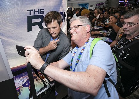 Signing autographs for the fans at the ABC booth at 2019 COMIC-CON in anticipation of the Season 2 premiere of the hit drama on Sunday, September 29, 2019 - Nathan Fillion - Zelenáč - Série 2 - Z akcí