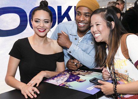 Signing autographs for the fans at the ABC booth at 2019 COMIC-CON in anticipation of the Season 2 premiere of the hit drama on Sunday, September 29, 2019 - Alyssa Diaz, Titus Makin Jr. - The Rookie - Season 2 - Veranstaltungen
