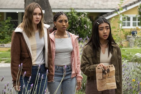 Liana Liberato, Adriyan Rae, Brianne Tju - Light as a Feather - ...White as a Ghost - Z filmu