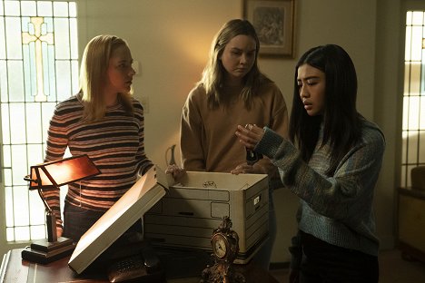 Haley Ramm, Liana Liberato, Brianne Tju - Light as a Feather - …Quiet as a Tomb - Filmfotos