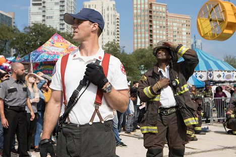 Jesse Spencer, Eamonn Walker - Chicago Fire - Aus der Hölle - Filmfotos