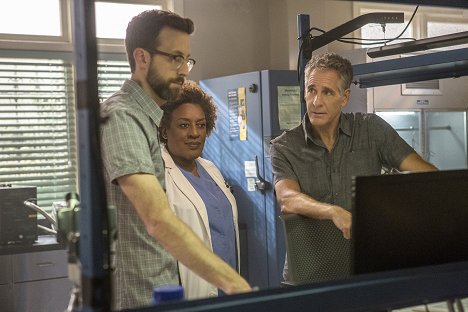 Rob Kerkovich, CCH Pounder, Scott Bakula - NCIS: New Orleans - High Stakes - Photos