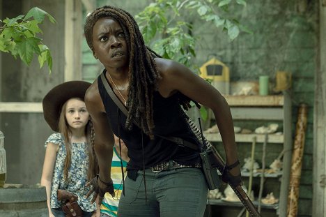 Cailey Fleming, Danai Gurira - The Walking Dead - Les Limites franchies - Film