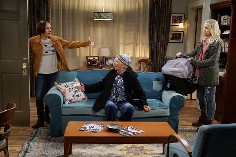 Laurie Metcalf, Estelle Parsons, Alicia Goranson - The Conners - Nightmare on Lunch Box Street - Photos