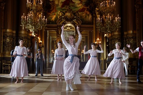 Hannah Dodd - Find me in Paris - Tanz durch die Zeit - Alles für den Erfolg - Filmfotos