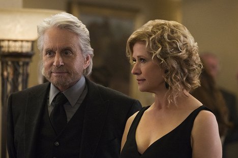 Michael Douglas, Nancy Travis - Kominsky-metodi - Kahdeksas luku: Leski lähestyy - Kuvat elokuvasta