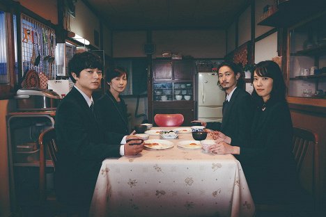 Shōta Sometani, 斉藤由貴, Yōsuke Kubozuka, Erika Toda - Saišo no bansan - Werbefoto