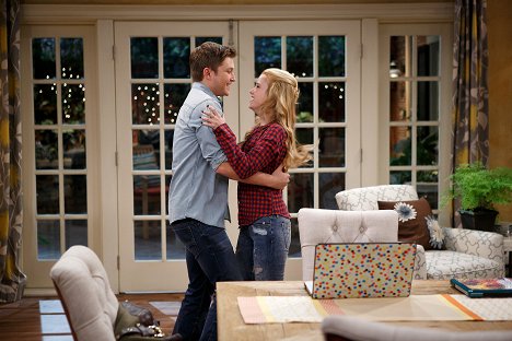 Sterling Knight, Taylor Spreitler - Melissa & Joey - Feel the Burn - Do filme