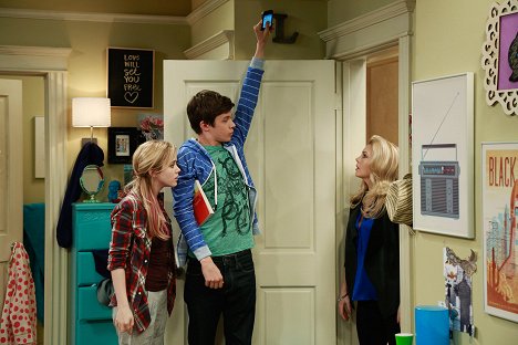 Taylor Spreitler, Nick Robinson, Melissa Joan Hart - Melissa & Joey - The Unkindest Cut - Photos