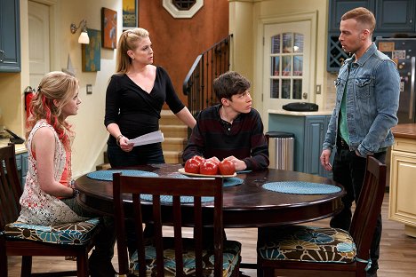 Taylor Spreitler, Melissa Joan Hart, Nick Robinson, Joey Lawrence - Melissa & Joey - Works for Me - Photos