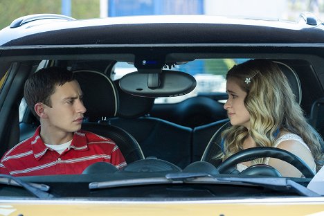 Keir Gilchrist, Jenna Boyd - Atypical - Road Rage Paige - Photos
