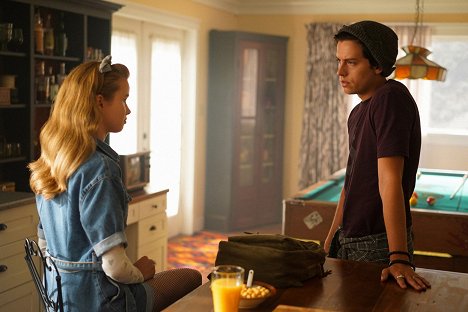 Trinity Likins, Cole Sprouse - Riverdale - Hoofdstuk 59: Fast Times at Riverdale High - Van film