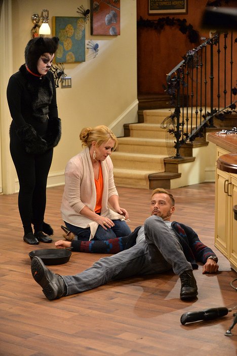 Taylor Spreitler, Melissa Joan Hart, Joey Lawrence - Melissa & Joey - Witch Came First - Photos