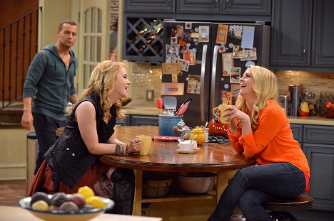 Joey Lawrence, Taylor Spreitler, Melissa Joan Hart - Melissa & Joey - Right Time, Right Place - Photos