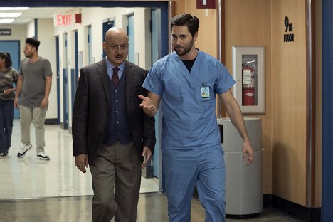 Anupam Kher, Ryan Eggold - Nemocnice New Amsterdam - Jsi na řadě - Z filmu